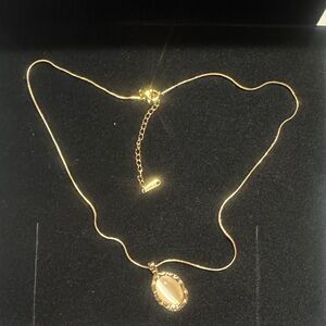 Elegant Gold Necklace with Pendant